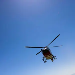 Ein Rettungshubschrauber setzt zur Landung an