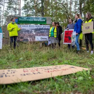 Protest-Aktion gegen geplante Wald-Rodung