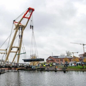 Schwimmkran bringt Deichbrücke zur Sanierung