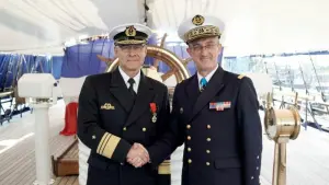 Marine-Inspekteur zum Offizier der Ehrenlegion ernannt