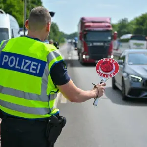 Symbolbild - Grenzkontrolle auf der A12