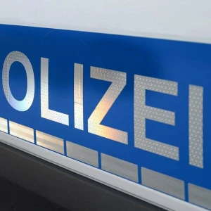 Der Polizei-Schriftzug auf einem Einsatzwagen.