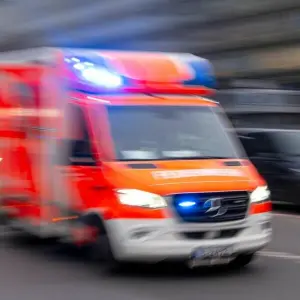 Ein Krankenwagen ist im Einsatz.