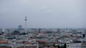 Grauer Himmel liegt über Berlin