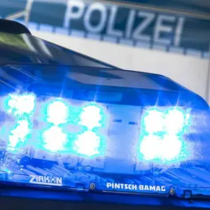 Blaulicht auf dem Dach eines Polizeiwagens