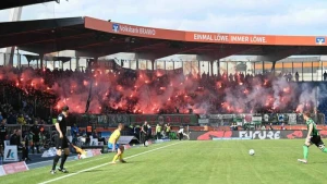 Fans beim Derby Eintracht Braunschweig gegen Hannover 96