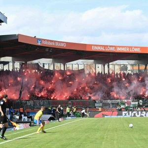 Fans beim Derby Eintracht Braunschweig gegen Hannover 96