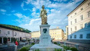 Das Mozart-Denkmal am Mozartplatz