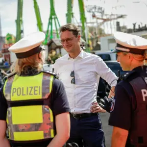 Wüst besucht Einsatzkräfte auf Pützchens Markt