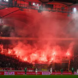 Fans mit Pyrotechnik beim Spiel des VfB Stuttgart