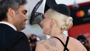  Lady Gaga mit ihrem Verlobten Michael Polansky