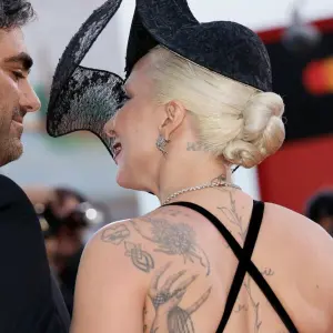  Lady Gaga mit ihrem Verlobten Michael Polansky