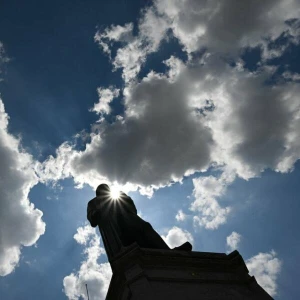 Sonne und Wolken wechseln sich ab.