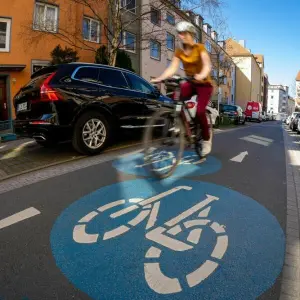 Eine Fahrradfahrerin in einer Fahrradstrasse