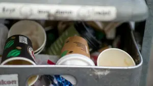 Einweg-Kaffeebecher in Mülleimer
