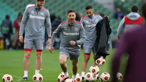Training Leverkusen mit Xabi Alonso (m)