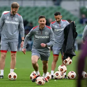 Training Leverkusen mit Xabi Alonso (m)