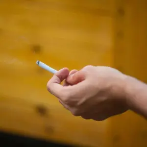 Zigarette löst offenbar Brand aus - SYMBOLBILD