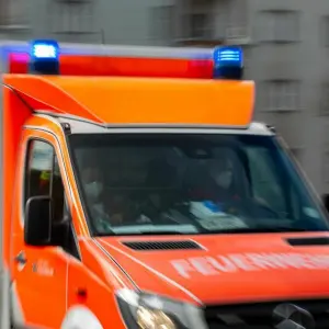 Notarztwagen stößt mit Auto und Fußgängern zusammen