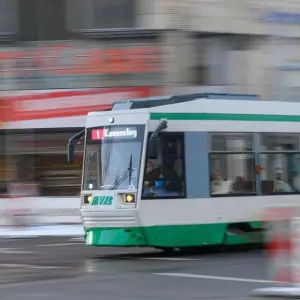 Fußgängerin an Haltestelle von Tram angefahren
