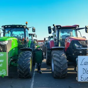 Bauern protestieren unangemeldet mit 100 Fahrzeugen