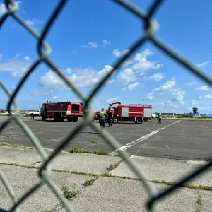 Klima-Demonstranten kleben sich auf Flughafen Sylt fest