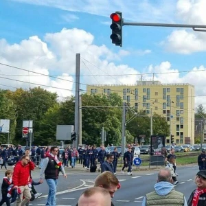 1. FC Köln - Karlsruher SC: KSC-Spieler gehen zu Fuß zum Stadion