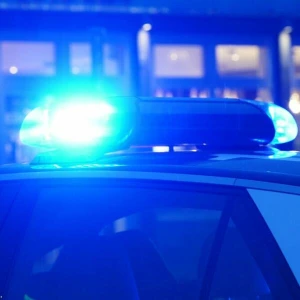 Streifenwagen mit eingeschaltetem Blaulicht