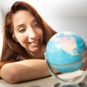 Eine Frau vor einem Globus