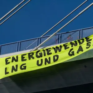 Kletteraktion gegen LNG-Terminal auf Rügenbrücke