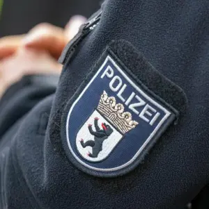 Berliner Polizist in Uniform