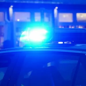 Ein Streifenwagen der Polizei mit eingeschaltetem Blaulicht