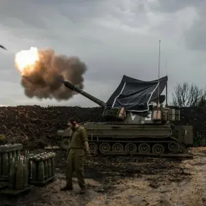 Israelische Soldaten feuern nahe dem Libanon