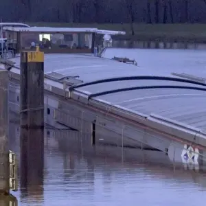 Frachtschiff läuft auf Dortmund-Ems-Kanal nach Leck voll Wasser