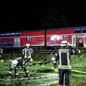 Zug evakuiert in Apen - Baum fällt auf Oberleitung