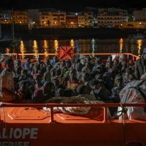 Mehr als 300 Migranten erreichen Hafen auf El Hierro