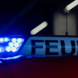 Feuerwehr bei Einsatz an Autohaus in Leverkusen