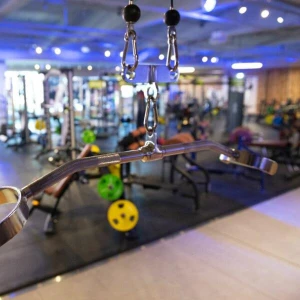 Unbenutzte Trainingsgeräte im Fitnessstudio