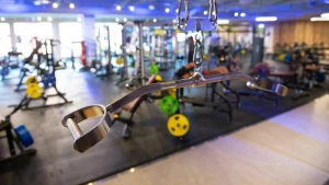 Unbenutzte Trainingsgeräte im Fitnessstudio