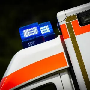 Rettungswagen mit eingeschaltetem Blaulicht