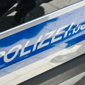 Polizeischriftzug auf einem Streifenwagen