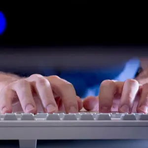 Hände liegen auf einer Tastatur