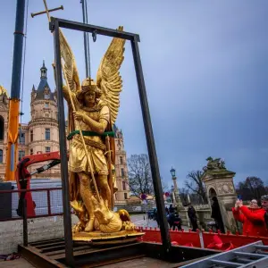 Erzengel wird von Schweriner Schlosskuppel abgenommen