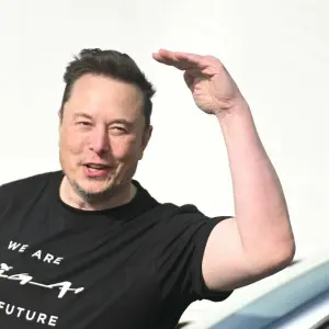 Tesla-Chef Musk besucht Fabrik nach Anschlag
