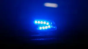 Blaulicht leuchtet auf dem Dach eines Polizeiautos
