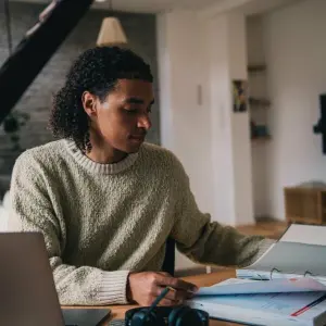 Ein Mann arbeitet an einem Laptop