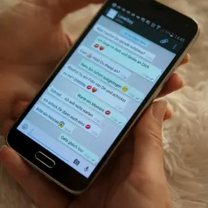 Ein Mädchen schreibt Nachrichten auf ihrem Smartphone