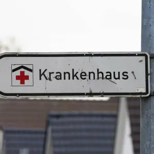 Hinweisschild mit der Aufschrift «Krankenhaus»