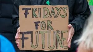 Kundgebungsteilnehmer mit Schild «Fridays for Future»