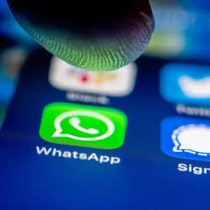 Blick auf ein Smartphone mit der Whatsapp-App